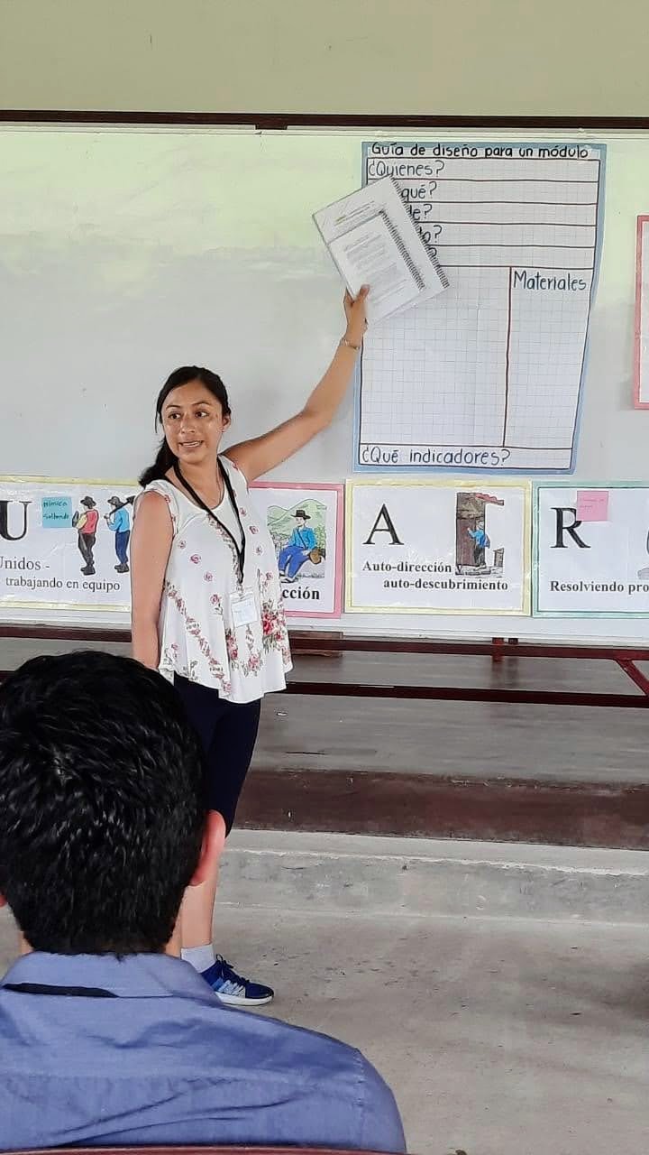 Miriam enseñando a leer en nomatsiguenga