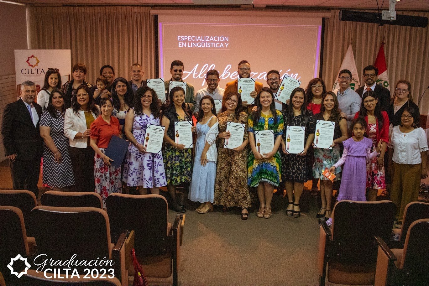 Miriam y sus compañeros exponiendo