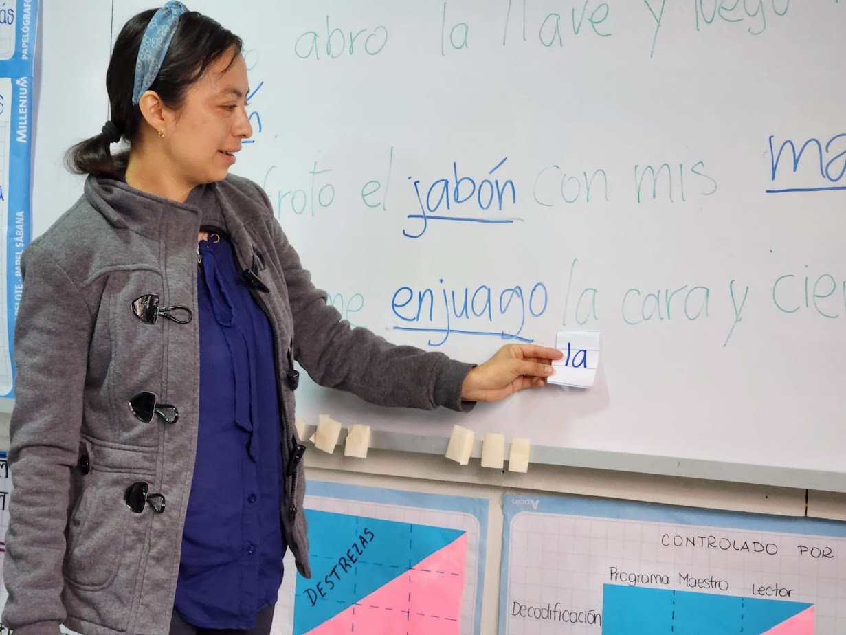 Miriam enseñando