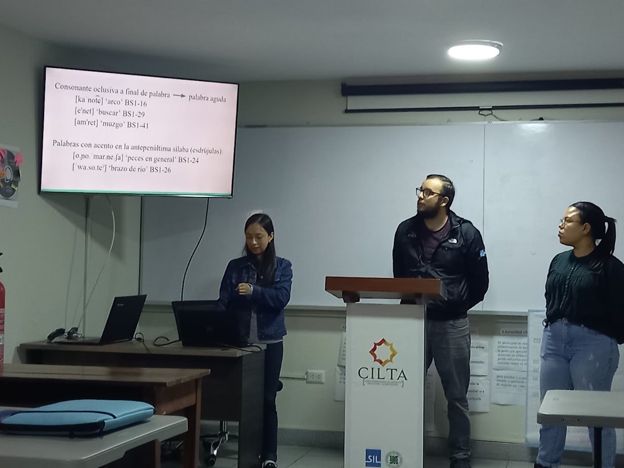 Miriam y sus compañeros exponiendo